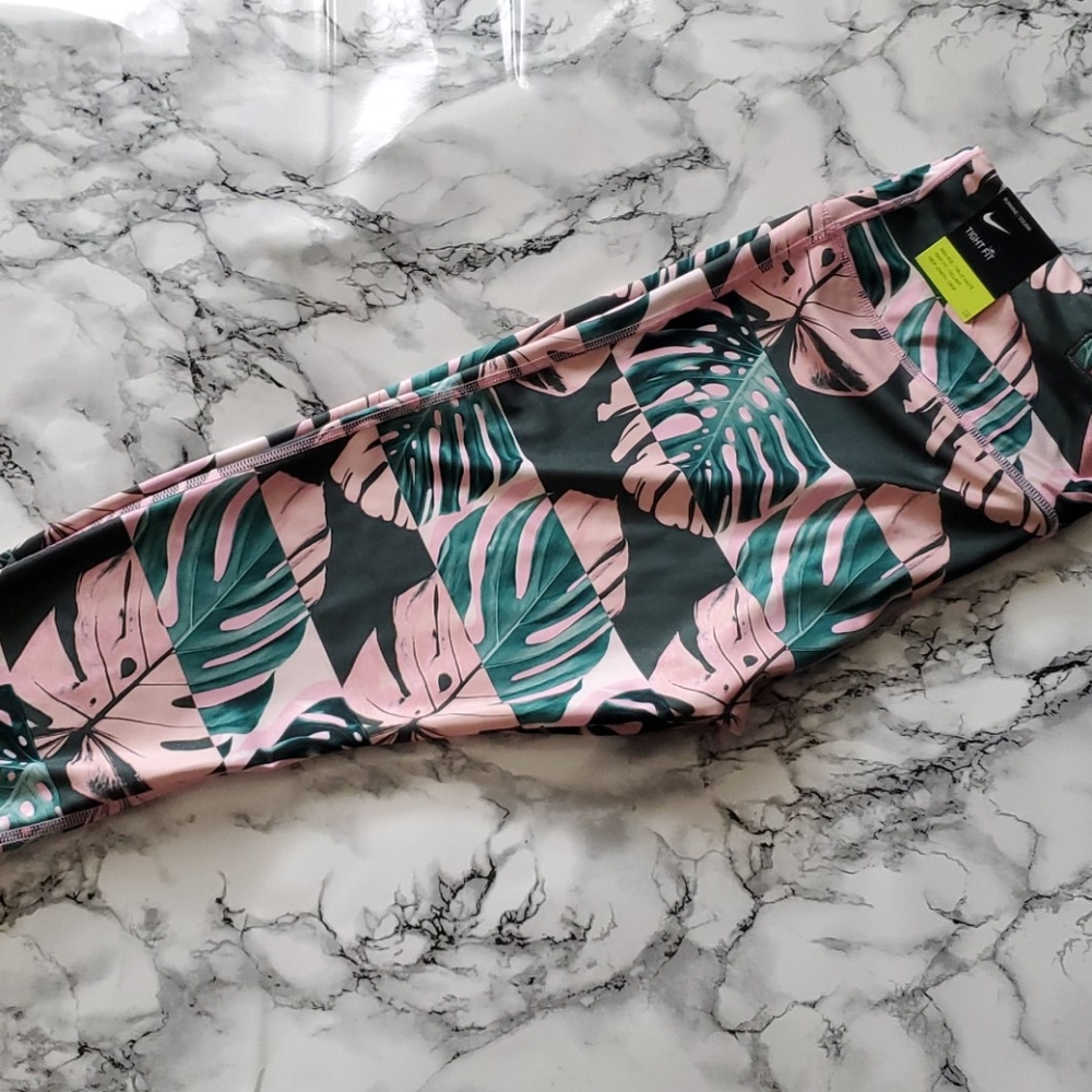 NWT Nike High Rise Tight Fit Crop Leggings